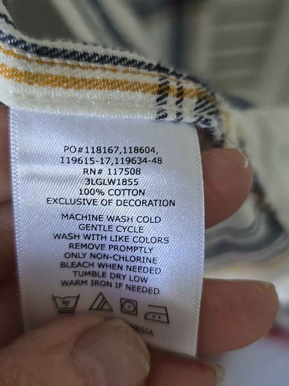 Levi's White & Navy Plaid Lightweight Button-Down Shirt - Picture 4 of 5